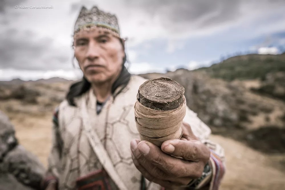 Mapacho Peru drží šaman indián